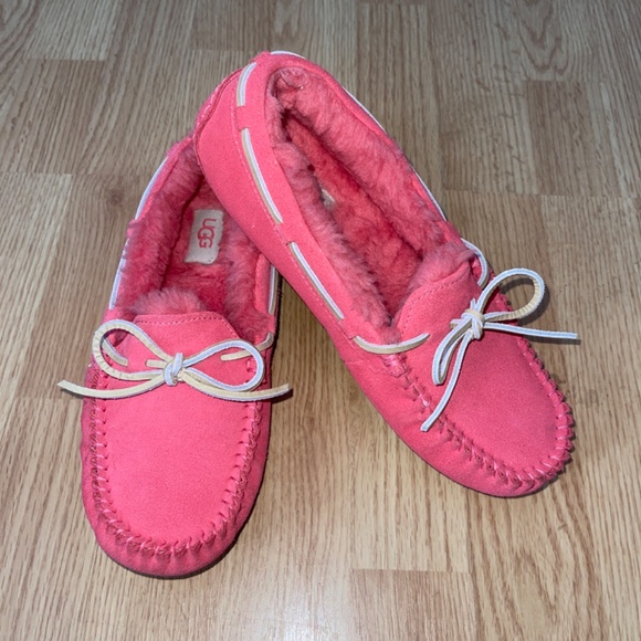 UGG Women’s Dakota Hot Pink Faux Fur Lined Moccasins Size 7 - Picture 2 of 8